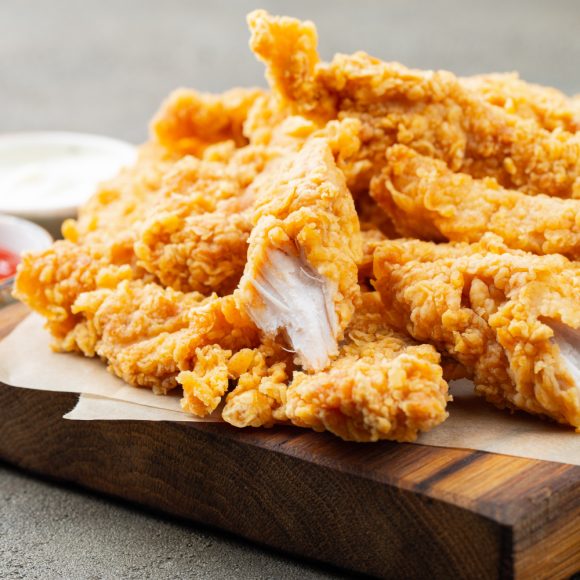 Los chicken strips premium son deliciosas tiras de pollo frito de textura tierna por dentro, y crujiente por fuera. Solo fríelos o caliéntalos en el horno ¡Y listo!