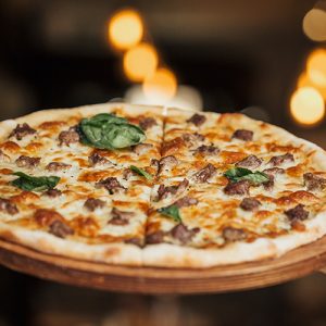 Pizza congelada con carne mechada y cebolla caramelizada