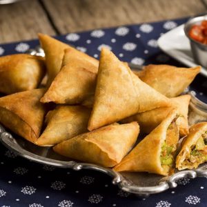 samosas, empanaditas asiáticas rellenas con carne mongoliana