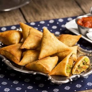 Las samosas son una empanadita asiática frita. Rellenas con pollo y champiñon.