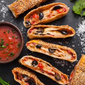 stromboli milano, masa de pizza enrollada y rellena, ideal como aperitivo