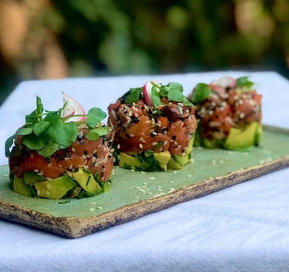 Este tártaro esta hecho en base a cubos pequeños de atún, bañados en una salsa que incluye soya, limón y aceite de sésamo. De sabor exótico y refrescante.