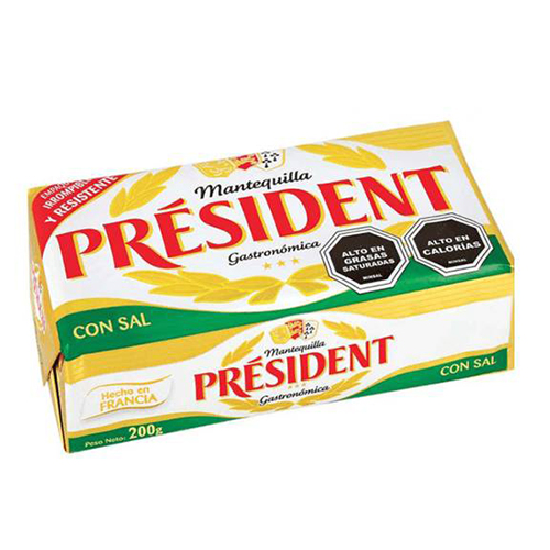 La mantequilla Président tiene un toque especial con notas de almendra y textura cremosa. Se puede consumir directamente o usar en la cocina.