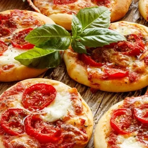 Pizzeta Napolitana ideal para esos días que te quieres dar un gusto. No dudes en probar esta pizza y muchas más en apeiritivo.cl