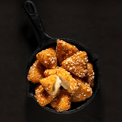 Estos Triángulo de Mozzarella pre fritos son crujientes por fuera y cremosos por dentro. Son el snack ideal para untar en tu salsa favorita.