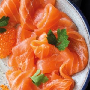 El salmón ahumado es un clásico de Chile. Su sabor es inigualable, y el corte en slices lo hace práctico e ideal para un aperitivo