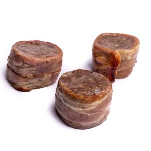 Bocaditos de filete envuelto en tocino ideal para picotear en la parrilla. Es versátil y fácil de preparar. ¡Compruébalo!