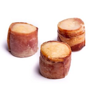 Bocaditos de pollo envuelto en tocino, ideal para picotear en la parilla, es versátil y fácil de preparar.