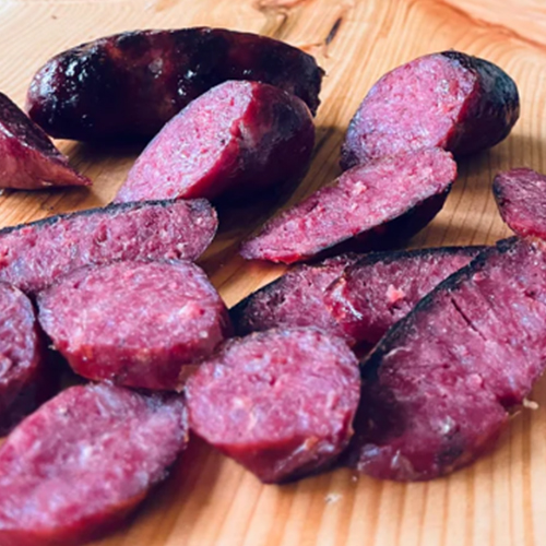 El Chorizo Parrillero 50% Wagyu JO se elabora respetando la receta original. De color morado intenso y tiene un sabor único.