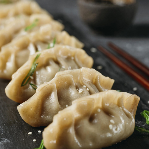 Las Gyozas son unas deliciosas empanaditas asiática, rellenas con camarón ecuatoriano, repollo y cebollín. Úntalas en soya y disfrútalas como aperitivo.