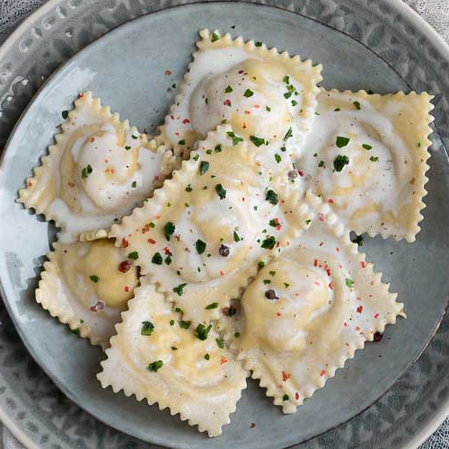 Estos ravioles tienen una masa suave y delicada, rellena de una cremosa mezcla de salmón y queso ricotta.