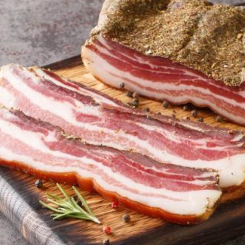 El guanciale es un embutido italiano curado. Su sabor intenso lo convierte en un ingrediente fundamental en muchas recetas tradicionales de la cocina italiana.