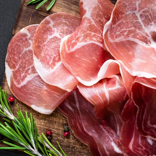 Prosciutto Mattonella Filo Laminado, es una delicia culinaria apreciada tanto en Italia como en todo el mundo, y es un elemento básico en la cocina italiana tradicional.