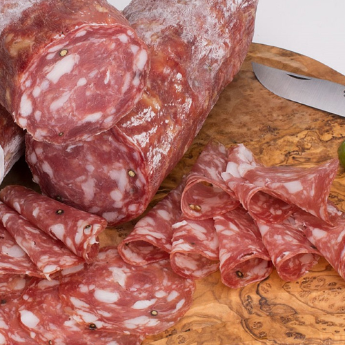 Salame Milan Negrini, se prepara siguiendo la tradicional y auténtica receta ambrosiana, en el clásico formato de loncha grande que requiere un condimento más largo.