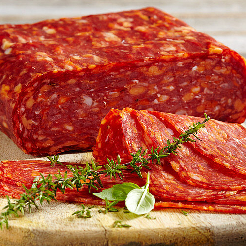 Spianata Piccante, salame típico de la región Calabria, a cuya mezcla, muy finamente molida y mezclada con grasa, se le agrega el peperoncino