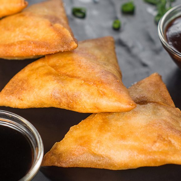 Si estás buscando una opción deliciosa y diferente para disfrutar de un aperitivo, no puedes perderte las empanadas fritas de Pollo queso de Asia Wok