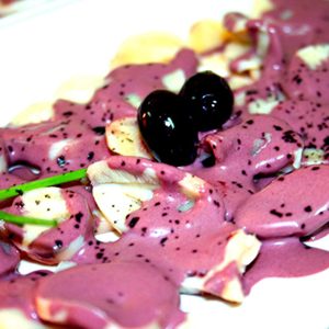 Exquisito Carpaccio de Pulpo al Olivo, ideal para comer en tus aperitivos.