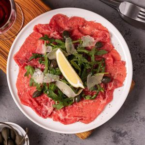 Carpaccio de filete con limoneta de parmesano y alcaparras, listo para comer en tus aperitivos