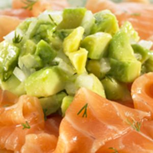 Exquisito Carpaccio de salmón ahumado con salsa de palta, ideal para comer en tus aperitivos. ¡Pruébalo y sorpréndete con su sabor único!