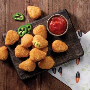 Estos bocaditos Queso picante de Farm Frites vienen listos para freír. De textura contrastante, crujiente por fuera y cremoso/picante por dentro.