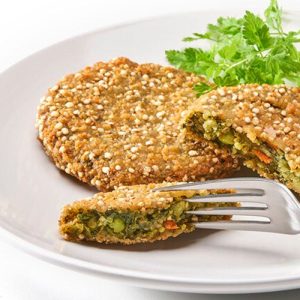 Hamburguesa vegetal de quinoa y kale es una deliciosa hamburguesa vegana, elaborada con una mezcla nutritiva de quinoa, kale y varios vegetales.