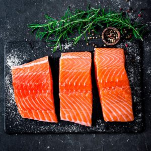 El salmón sin piel porcionado es un pescado congelado ideal para preparar las porciones justas que necesites. Su carne es firme, jugosa y rica en omega 3.